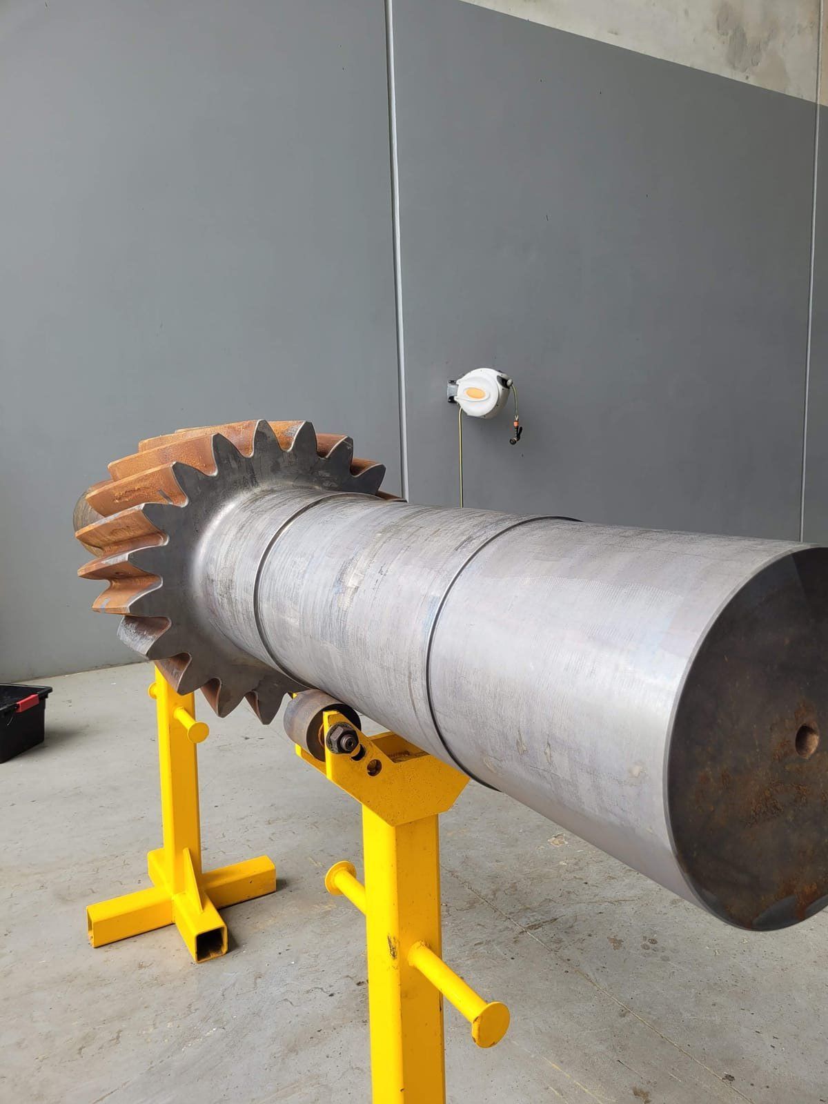 Industrial pinion shaft with heavy rust and contamination before laser cleaning